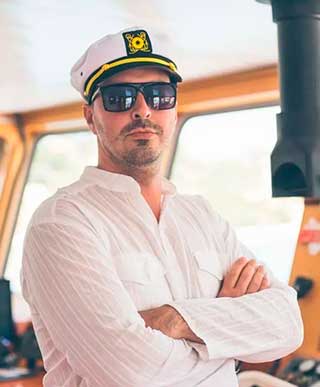 Опытный капитан яхты Игорь Вихарьков в Сочи