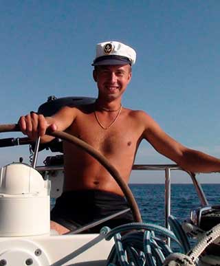 Олег Николиденко опытный капитан яхты в Сочи
